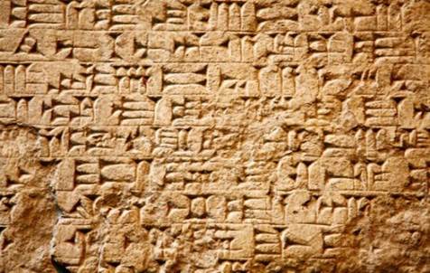 Descrição: Escrita cuneiforme, de origem Suméria, encontrada no Iraque. Foto: Fedor Selivanov / Shutterstock.com