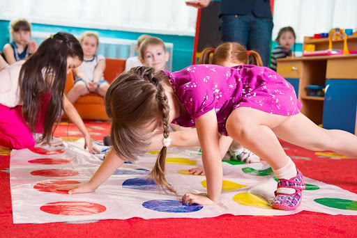 Habilidades lógicas da criança em idade pré-escolar brincadeira de  imaginação criativa jogos educativos divertidos brincadeira ativa para  crianças meninas brincando com brinquedos educativos no interior de casa