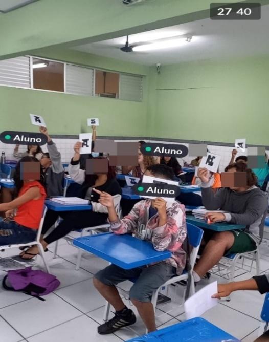 Pessoas sentadas em cadeiras
Descrição gerada automaticamente com confiança média