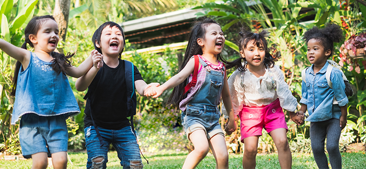 Habilidades lógicas da criança em idade pré-escolar brincadeira de  imaginação criativa jogos educativos divertidos brincadeira ativa para  crianças meninas brincando com brinquedos educativos no interior de casa